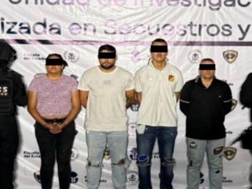 Andrés Felipe “N”, Yahir Franco “N”, Hosnader Alfredo “N” —de nacionalidad colombiana— y Jennifer Yessica “N” —mexicana—, quedaron detenidos para que respondan por el delito de extorsión. ESPECIAL / Fiscalía de Jalisco