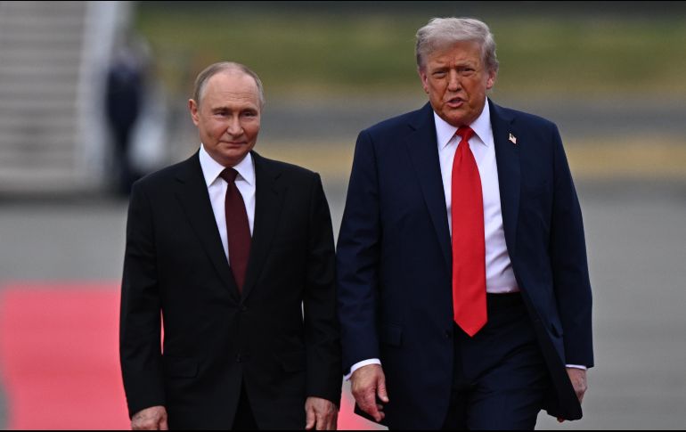 El presidente ruso, Vladímir Putin, propuso este viernes en Alaska a su homólogo de Estados Unidos, Donald Trump, celebrar la próxima cumbre en Moscú. EFE / S. Bobylev
