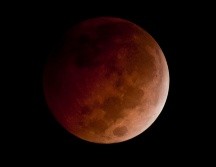 La famosa Luna de Sangre es la forma popular de llamar a un eclipse lunar total, el cual ocurre cuando la Tierra se interpone entre el Sol y la Luna, proyectando su sombra sobre el satélite. NOTIMEX/ ARCHIVO