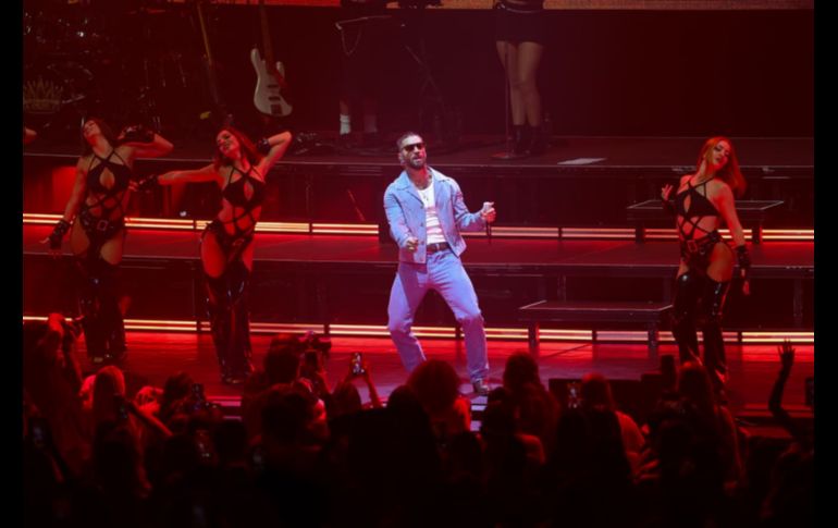 “Borro Cassette”, la canción que lo consolidó en México, abrió la noche. EL INFORMADOR/H.FIGUEROA