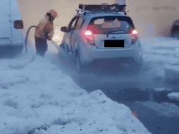 Según imágenes compartidas en redes sociales, colonias como Parques de Santa María y Santa María Tequepexpan también presentaron gruesas capas de hielo y encharcamientos. ESPECIAL