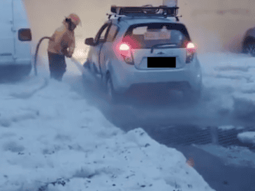 Según imágenes compartidas en redes sociales, colonias como Parques de Santa María y Santa María Tequepexpan también presentaron gruesas capas de hielo y encharcamientos. ESPECIAL