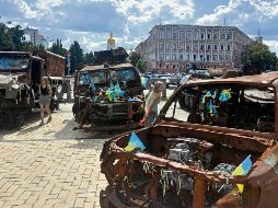 Ciudadanos ucranianos observan parte de los vehículos y artillería rusa capturada por su Ejército y exhibida en la capital, un amargo recordatorio del largo conflicto en su país. EFE