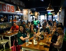 Habrá un incremento en las ventas de restaurantes con pantallas de 15% a 35% en promedio, pero podría superar el 40% en aquellos lugares cercanos a estadios, hoteles y corredores turísticos de las ciudades sede. AFP / ARCHIVO