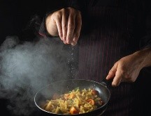 La sal es fundamental para mantener el equilibrio electrolítico de los líquidos en el cuerpo, contribuye a la función nerviosa y muscular del cuerpo, a nivel celular y sanguíneo. ESPECIAL / CANVA