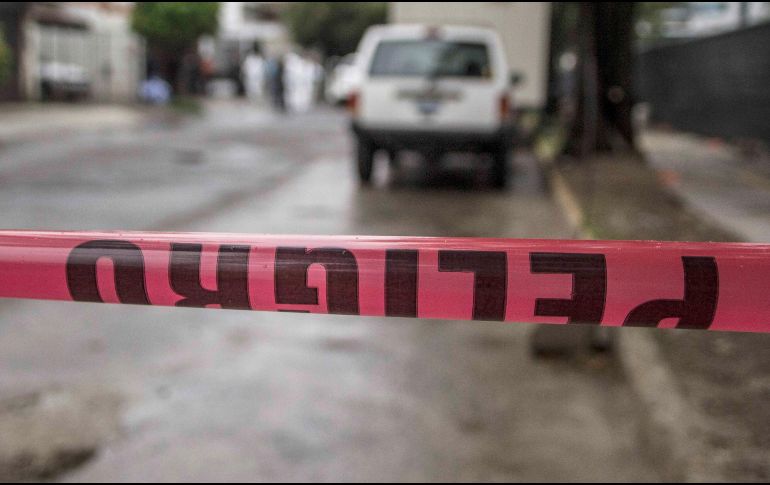 Elementos de Servicios médicos de Tlaquepaque acudieron a prestar apoyo a la víctima, quien falleció debido a las lesiones. EL INFORMADOR / ARCHIVO