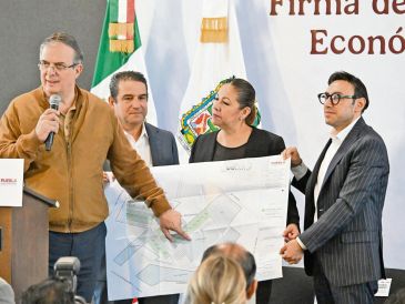 Marcelo Ebrard señala un plano con la distribución que tendrá el clúster en Puebla, que también impulsará la vivienda en la zona. ESPECIAL