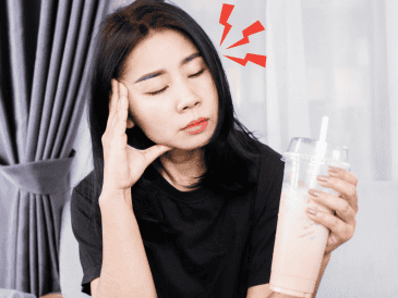 Los especialistas lo explican como una confusión en las terminaciones nerviosas. El nervio trigémino, responsable de transmitir sensaciones faciales, interpreta la molestia en la boca como un dolor en la frente o en las sienes. CANVA