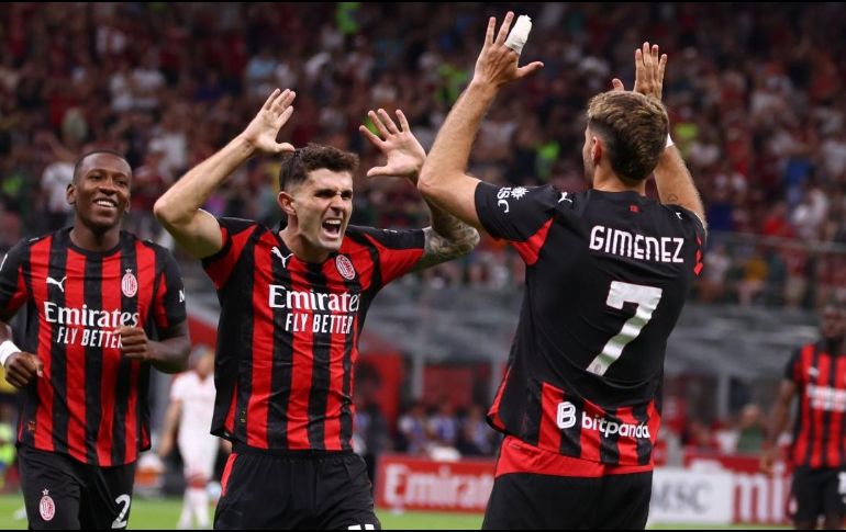 Giménez apareció en la segunda mitad para brindar una asistencia a Christian Pulišić en el segundo gol del encuentro. X/ @acmilan.