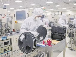 Ingenieros trabajan en el diseño de circuitos integrados, una de las aplicaciones principales de los semiconductores. AFP
