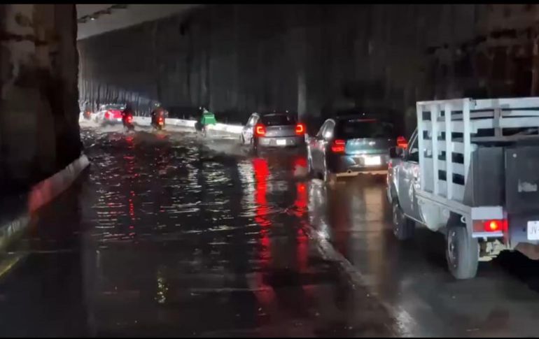 En Guadalajara se reportaron 8 vehículos varados por las inundaciones, al igual que 12 árboles caídos. ESPECIAL / POLICÍA VIAL