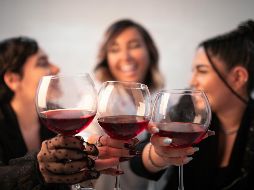 Disfrutar un buen vino en casa se ha convertido en un plan ideal para compartir momentos con la familia. UNSPLASH/  M. zahedbeigi