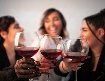 Disfrutar un buen vino en casa se ha convertido en un plan ideal para compartir momentos con la familia. UNSPLASH/  M. zahedbeigi