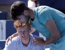 Carlos Alcaraz dio palabras de consuelo a Jannik Sinner tras el abandono del italiano. EFE/M. Lyons