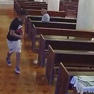 Ladrón arrebata celular a adulto mayor en plena iglesia | VIDEO