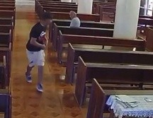 Un ladrón entró de forma repentina a la iglesia y asaltó a un hombre de la tercera edad que se encontraba en el lugar. X/@yadithvaldez