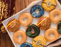 Las ricas donas de Harry Potter ya llegaron a las sucursales de Krispy Kreme en Estados Unidos y rápidamente se volvieron tendencia en redes sociales. ESPECIAL/X/ @krispykreme