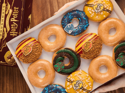 Las ricas donas de Harry Potter ya llegaron a las sucursales de Krispy Kreme en Estados Unidos y rápidamente se volvieron tendencia en redes sociales. ESPECIAL/X/ @krispykreme