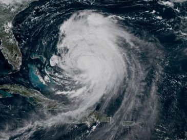 Las alertas por corrientes marinas se extendieron desde Florida hasta Nueva Inglaterra, mientras que la ciudad de Nueva York cerró sus playas. AP