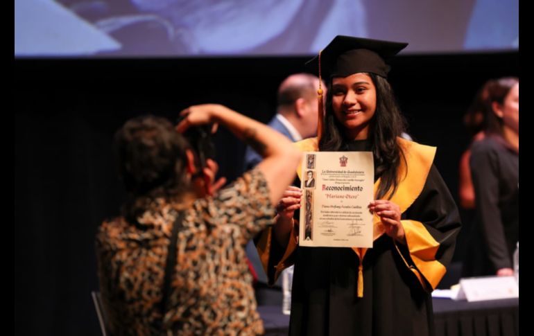 Cada rostro reflejaba una historia distinta, un recorrido personal de esfuerzo y aprendizaje, y la inquietud de saber qué deparará el destino en sus caminos a partir de este acto académico, apadrinados por Juan Carlos Álvarez del Castillo Barragán. EL INFORMADOR/ H. Figueroa