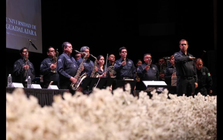 Cada rostro reflejaba una historia distinta, un recorrido personal de esfuerzo y aprendizaje, y la inquietud de saber qué deparará el destino en sus caminos a partir de este acto académico, apadrinados por Juan Carlos Álvarez del Castillo Barragán. EL INFORMADOR/ H. Figueroa