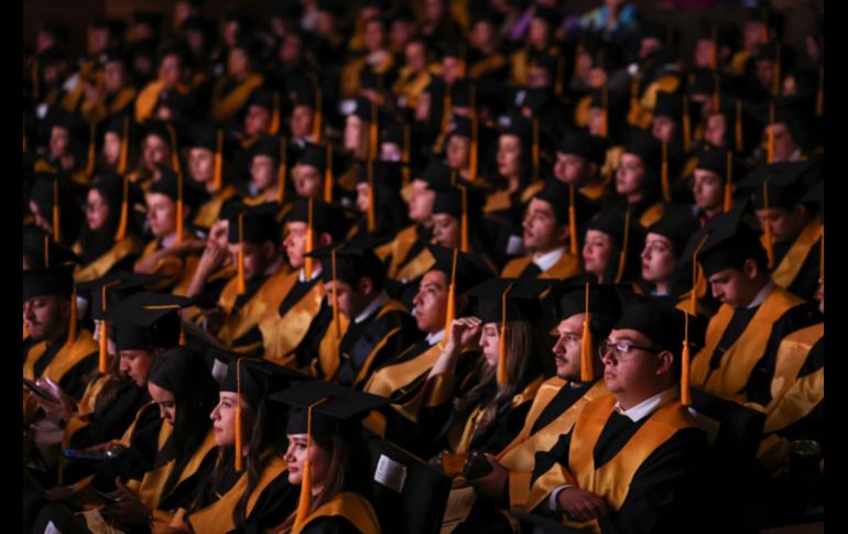 Cada rostro reflejaba una historia distinta, un recorrido personal de esfuerzo y aprendizaje, y la inquietud de saber qué deparará el destino en sus caminos a partir de este acto académico, apadrinados por Juan Carlos Álvarez del Castillo Barragán. EL INFORMADOR/ H. Figueroa