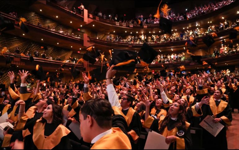 Cada rostro reflejaba una historia distinta, un recorrido personal de esfuerzo y aprendizaje, y la inquietud de saber qué deparará el destino en sus caminos a partir de este acto académico, apadrinados por Juan Carlos Álvarez del Castillo Barragán. EL INFORMADOR/ H. Figueroa