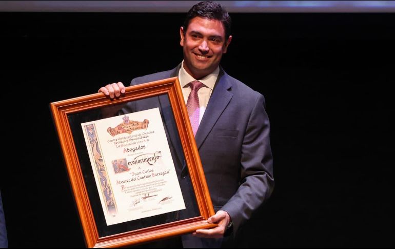 Cada rostro reflejaba una historia distinta, un recorrido personal de esfuerzo y aprendizaje, y la inquietud de saber qué deparará el destino en sus caminos a partir de este acto académico, apadrinados por Juan Carlos Álvarez del Castillo Barragán. EL INFORMADOR/ H. Figueroa