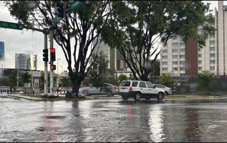 Una de las áreas más inundadas en Guadalajara fue la Av. Juan Pablo II y Circunvalación, donde autoridades registran encharcamientos de hasta 40 centímetros. ESPECIAL / EL INFORMADOR