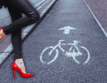 Las trabajadoras sexuales indican que, una vez que esté terminada la ciclovía, se verán obligadas a reubicarse en las calles adentro, donde perderán visibilidad. ESPECIAL / CANVA