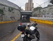 Por inundación, se encuentra cerrado a la circulación vehicular el paso a desnivel de av. Washington y calle Roble. ESPECIAL/Policía Vial