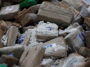 Como parte del informe sinaloense, se destaca la recuperación de 54 vehículos con reporte de robo, el aseguramiento de 19 cámaras de videovigilancia instaladas en forma ilegal en equipamiento urbano, 15 maquinitas tragamonedas y cuatro inmuebles. EFE / ARCHIVO