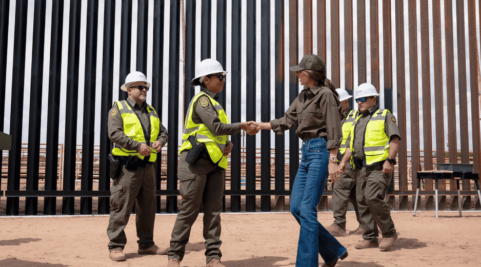 La nueva pintura al muro fronterizo se realizó 