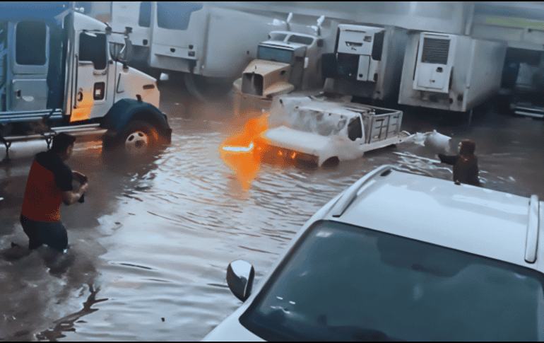 De acuerdo con la Unión de Comerciantes del Mercado de Abastos, la calle Chicalote es la que siempre registra grandes inundaciones. ESPECIAL / Facebook / Cosas del mercado gdl