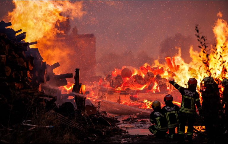 La ola de incendios que atraviesa España en 2025 ha dejado hasta el momento 396 mil 811 hectáreas devastadas y continúa este miércoles con al menos veinte focos de gran intensidad aún activos. EFE / P. Sarmento