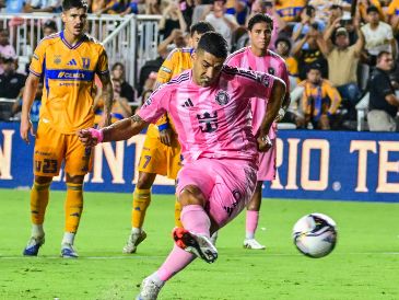 Luis Suárez anota uno de los penales con que el Miami venció a los Tigres. EFE/G. Viera