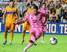 Luis Suárez anota uno de los penales con que el Miami venció a los Tigres. EFE/G. Viera