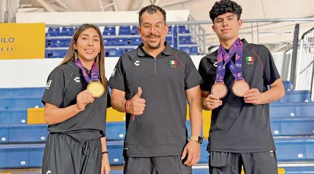 Carlos Manuel Cortés (centro) sabe que Mariana y Carlos tienen el potencial para poner en alto el nombre de México en las justas más importantes de taekwondo. EL INFORMADOR/A. García