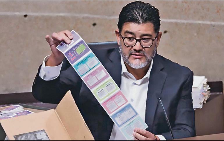 El magistrado Reyes Rodríguez mostró acordeones que se utilizaron el día del proceso. EL UNIVERSAL