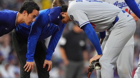 Shohei Ohtani perdió el juego y tuvo un pelotazo en la rodilla derecha, quizá la causa de que dejara el juego incluso en sus turnos al bate. AP/D. Zalubowski