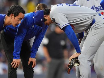 Shohei Ohtani perdió el juego y tuvo un pelotazo en la rodilla derecha, quizá la causa de que dejara el juego incluso en sus turnos al bate. AP/D. Zalubowski