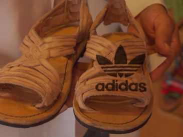 Parte de las autoridades de Yalálag y Adidas firmaron un documento luego del ofrecimiento de disculpas de la marca. EFE / ARCHIVO / ESPECIAL / UNSPLASH Christian Wiediger