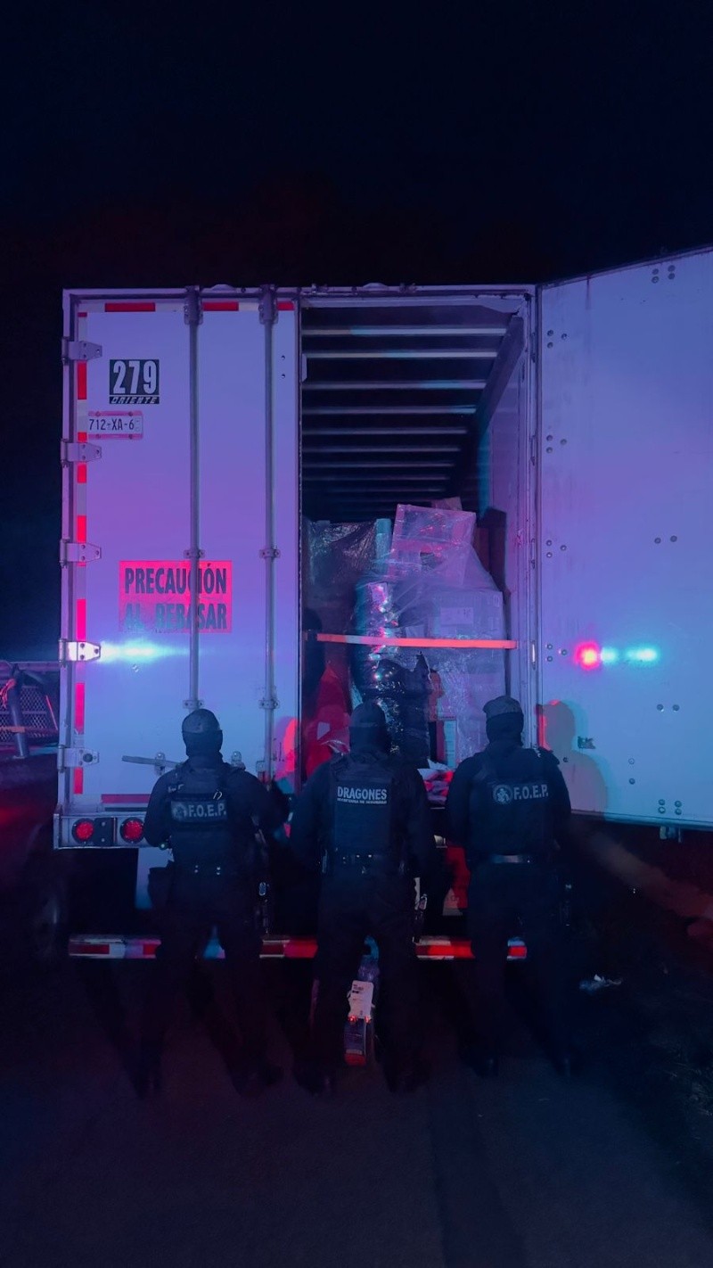 Recuperación de una caja seca que se hallaba cargada con mercancía perteneciente a un comercio digital. ESPECIAL/Secretaría de Seguridad del Estado