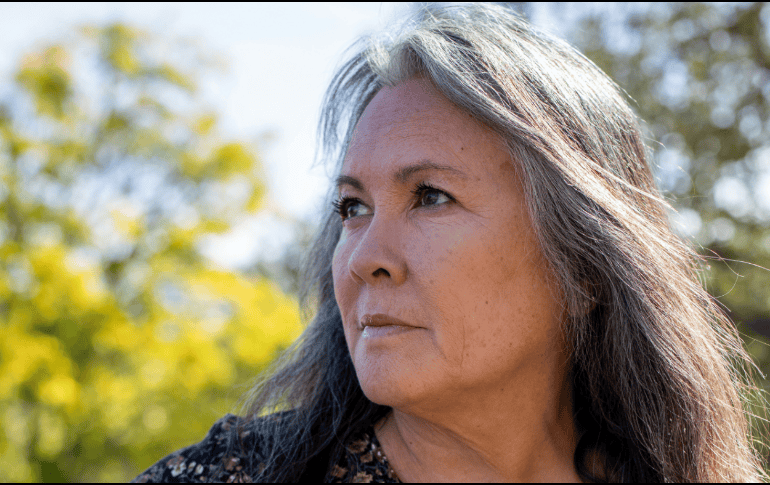 Retocar las raíces del cabello es un gesto de belleza recurrente que practican quienes se tiñen el pelo, tengan canas o no. ESPECIAL