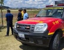 Una niña de 11 años que se encontraba en un inflable salvavidas fue arrastrada por la corriente en la Presa La Purísima, mientras su familia pedía ayuda para rescatarla. ESPECIAL