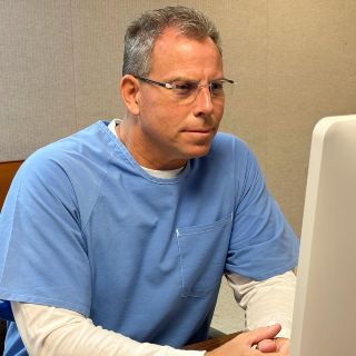 Niegan libertad condicional a uno de los hermanos Menéndez