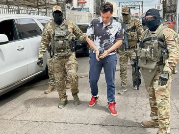 Agentes escoltando al pugilista esposado de manos y pies, fue entregado en Nogales y trasladado a una cárcel de máxima seguridad en Sonora. EFE