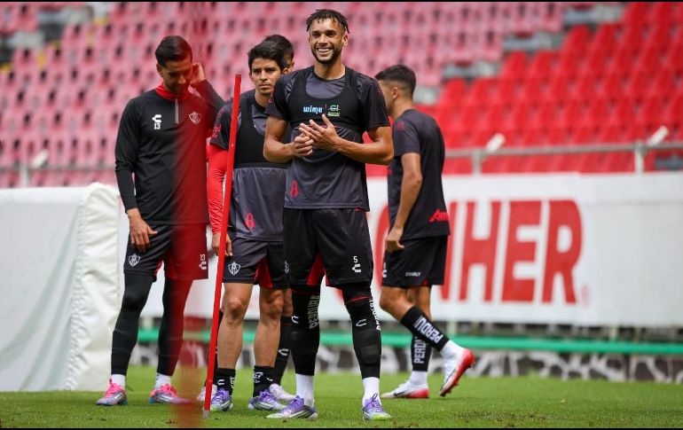 Este viernes, los rojinegros del Atlas entrenaron en la cancha del Estadio Jalisco, escenario donde este domingo recibirán al América. ESPECIAL / Atlas FC