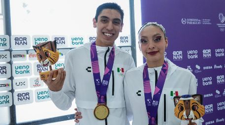 Diego Villalobos demostró su elegancia y talento dentro de la piscina del Centro Acuático Olímpico de Asunción, acompañado de Nayeli Mondragón. ESPECIAL