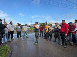Actualmente, se cuenta con una docena de pipas y con la participación de distintas dependencias municipales que trabajan en la limpieza de viviendas. CORTESÍA
